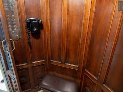 ...rivestito di pannelli in legno e arricchito da un telefono a disco dal sapore vintage